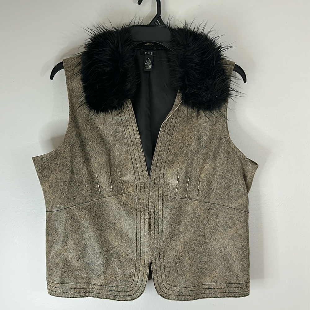 Q.U.E. Genuine leather vest with faux fur collar size XL.